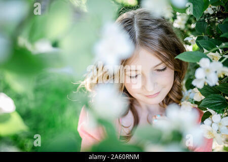 Portrait de jeune fille aux yeux clos dans le jardin Banque D'Images