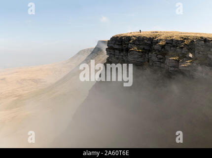 Royaume-uni, Pays de Galles, Brecon Beacons, jeune femme randonnées à Bannau Sir Gaer Ridge Banque D'Images