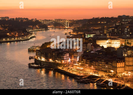 Vue panoramique de Porto au coucher du soleil, Portugal Banque D'Images