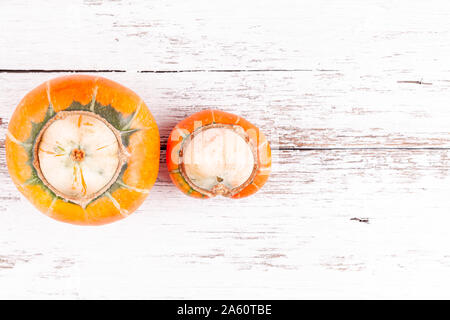 Ugly pumpkins sur table en bois avec copie espace, concept de production sans déchets Banque D'Images