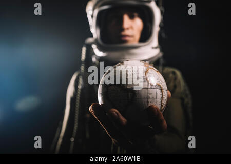 Homme posant vêtu comme un astronaute dans l'ascenseur en flèche Banque D'Images