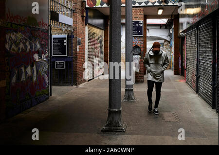 Homme marchant dans un passage souterrain, London, UK Banque D'Images