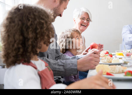 Extended family having lunch at home Banque D'Images