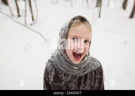 Portrait de petite fille hurlant dans la forêt d'hiver Banque D'Images