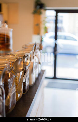 Assortiment de céréales de petit déjeuner sur le comptoir dans un café Banque D'Images