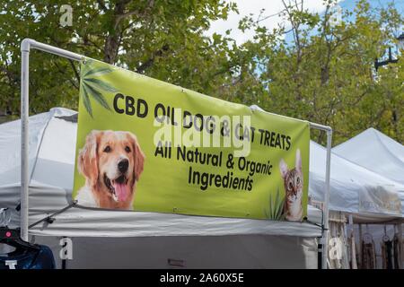 Gros plan de la bannière pour un vendeur vendant des friandises pour chats et chiens perfusés avec l'huile de CBD, à la suite de la légalisation des produits dérivés du chanvre en 2018, Lafayette, Californie, 22 septembre 2019. () Banque D'Images