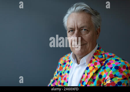 Portrait of a senior woman wearing colorful housse sport Banque D'Images