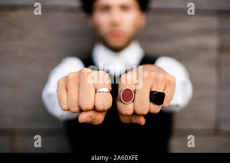 Man's hands avec trois différents anneaux, close-up Banque D'Images