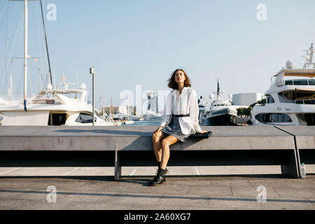 Jolie man à la marina après le travail, la détente Banque D'Images