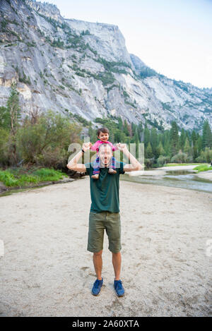 Portrait of happy father carrying petite fille sur ses épaules, Yosemite National Park, California, USA Banque D'Images