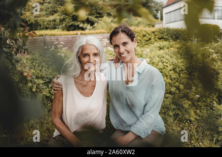 La mère et l'dahughter profiter du temps ensemble, se reposant d'un jardin Banque D'Images
