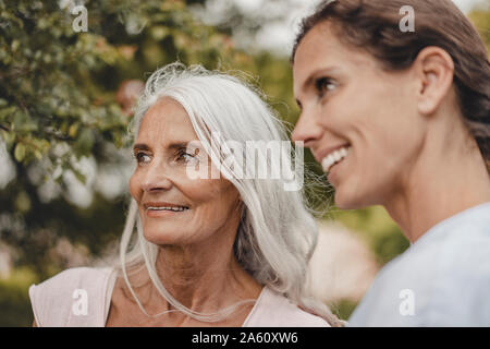 Mère et fille de passer du temps ensemble dans la nature, portrait Banque D'Images