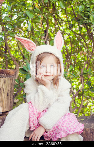 Portrait of little girl wearing costume de lapin de Pâques Banque D'Images