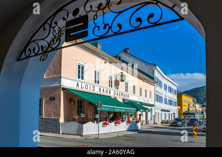 Voir colorées de bars et magasins à Radstadt, Styrie, Autriche, Europe Banque D'Images