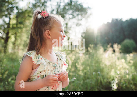 Smiling little girl dans la nature Banque D'Images