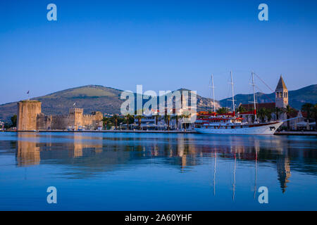 Le port de Trogir, Trogir, Site du patrimoine mondial de l'UNESCO, de la côte dalmate, en Croatie, en Europe Banque D'Images