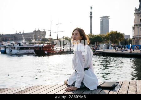 Jolie man à la marina après le travail, la détente Banque D'Images