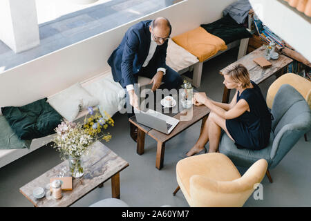 Femme d'affaires et réunion dans un café, discuter des Banque D'Images