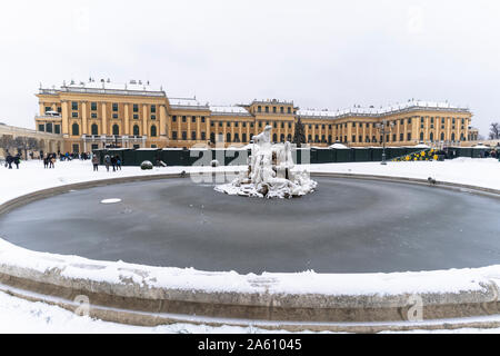 L'eau congelée de Naiad fontaine et la neige autour du Palais Schönbrunn, l'UNESCO World Heritage Site, Vienne, Autriche, Europe Banque D'Images