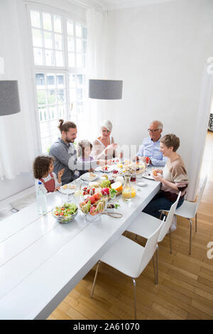 Extended family having lunch at home Banque D'Images