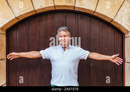 Portrait of a senior man devant une porte en bois Banque D'Images