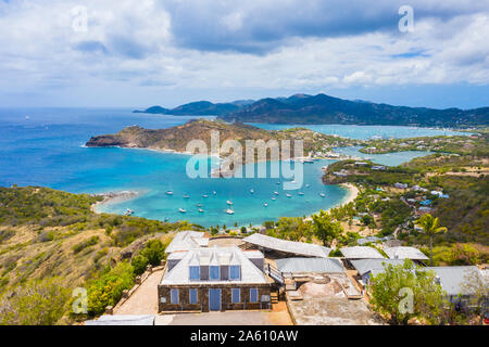 Vue aérienne par drone de Shirley Heights belvédère avec Galleon Beach et English Harbour en arrière-plan, Antigua, Antilles, (drone) Banque D'Images