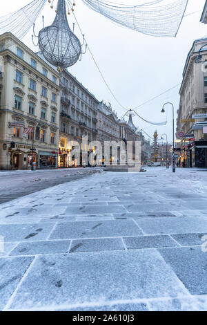 Ornements de Noël dans l'emblématique rue Graben, célèbre pour ses boutiques, Vienne, Autriche, Europe Banque D'Images