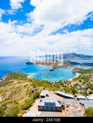 Vue panoramique aérienne par drone de Shirley Heights vers Galleon Beach et English Harbour, Antigua, Iles sous le vent, Antilles, Caraïbes Banque D'Images