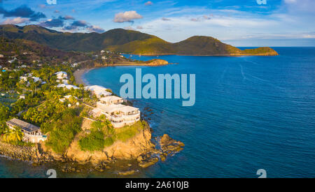 Vue panoramique aérienne par drone du Curtain Bluff resort avec vue sur la mer des Caraïbes, l'ancienne route, Antigua-et-Barbuda, Antilles, îles sous le vent Banque D'Images