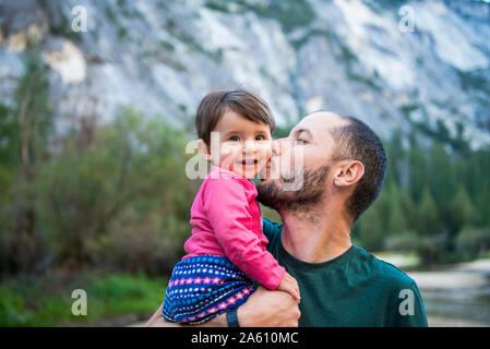 Portrait of happy baby girl embrassé par son père, Yosemite National Park, California, USA