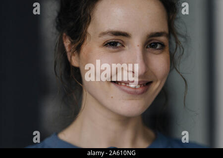 Portrait de jeune femme avec les yeux bruns Banque D'Images