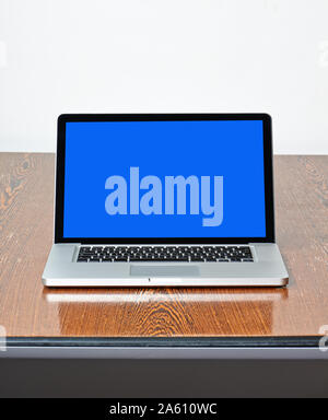 Ordinateur portable moderne en bois texturé sur 24 vue de l'avant Banque D'Images