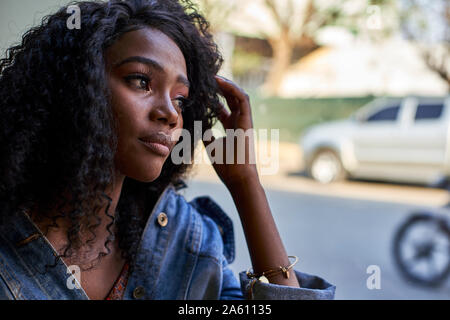 Portrait de jeune femme africaine dans un café, à la fenêtre de Banque D'Images
