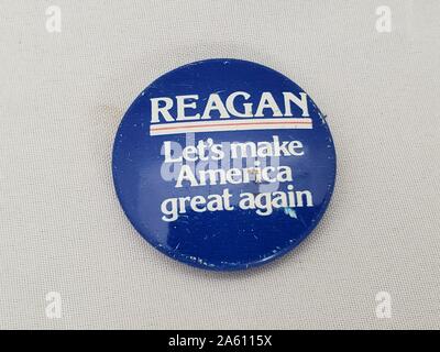 Gros plan sur pinback Button avec la lecture de texte Reagan, Faisons de L'Amérique une Nouvelle fois grande, pour la campagne présidentielle de Ronald Reagan de 1980, le 26 septembre 2019. () Banque D'Images