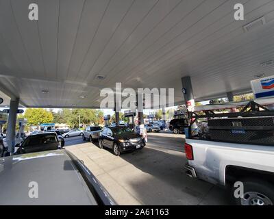 Les gens attendent de longues files d'attente dans une station-service de San Ramon, en Californie, pour remplir les réservoirs de leurs véhicules avant un arrêt programmé de l'alimentation de sécurité publique affectant une grande partie de la région de la baie de San Francisco, le 8 octobre 2019. () Banque D'Images