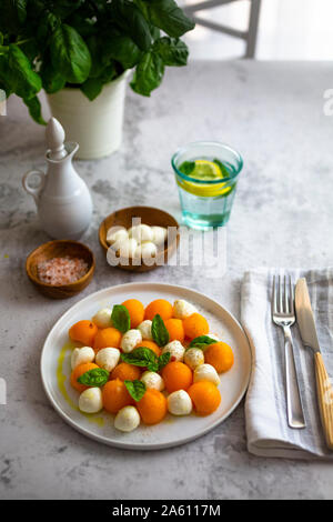 Salade de mozzarella et de verre par le sel sur la table Banque D'Images