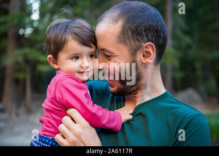 Portrait de père heureux avec ma petite fille, Yosemite National Park, California, USA Banque D'Images