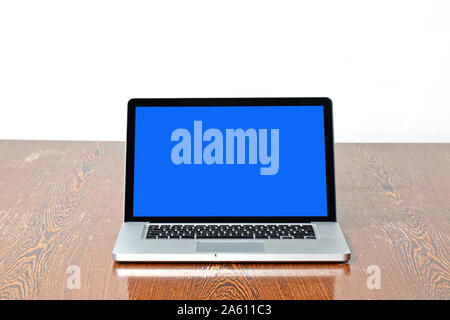 Ordinateur portable moderne en bois texturé sur 24 vue de l'avant Banque D'Images