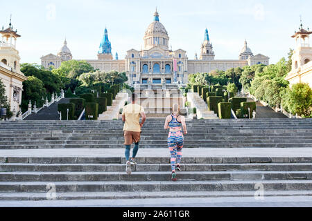 L'homme et la femme s'exécutant sur des escaliers à Palau Nacional, Barcelone, Espagne Banque D'Images