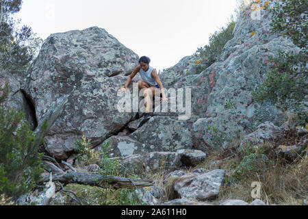 Young Asian woman climbing dans une paroi rocheuse