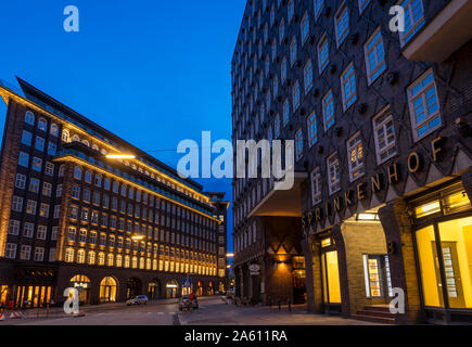 La Chilehaus illuminé et Sprinkenho, une partie de l'Kontorhausviertel, UNESCO World Heritage Site, Hambourg, Allemagne, Europe Banque D'Images