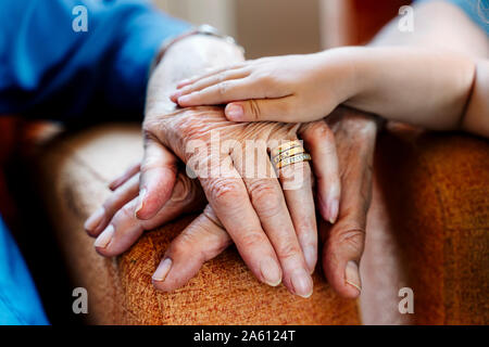 Couple de personnes âgées et baby's hand, générations Banque D'Images