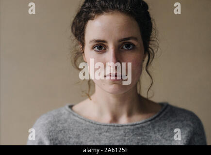 Portrait de jeune femme sérieuse Banque D'Images