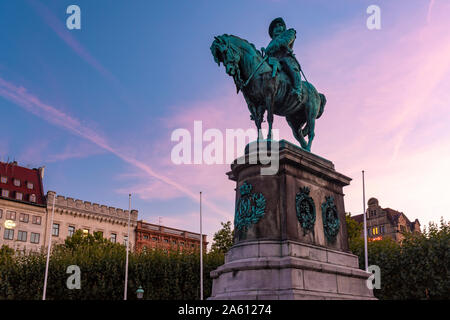 Portrait de Charles X Gustave statue contre le ciel au coucher du soleil, Malmo, Suède Banque D'Images