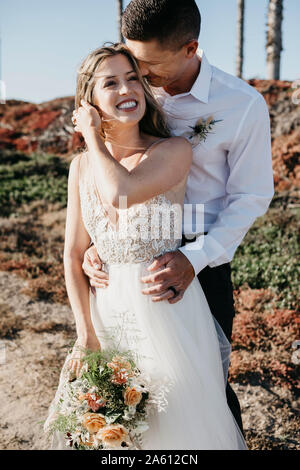 Heureux mariés dans la nature Banque D'Images