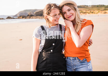 Deux copines s'amuser, marcher sur la plage Banque D'Images