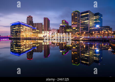 MediaCity UK au crépuscule, Salford Quays, Manchester, Angleterre, Royaume-Uni, Europe Banque D'Images