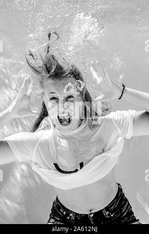 Portrait de screaming woman wearing t-shirt plongée sous l'eau