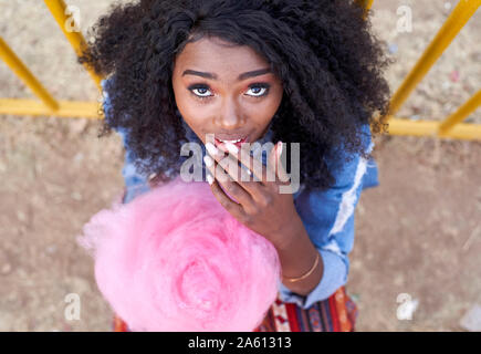 Portrait de jeune femme à barbe rose Banque D'Images