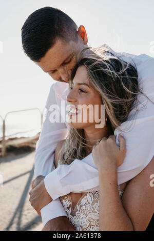 Happy Bride and Groom hugging outdoors Banque D'Images